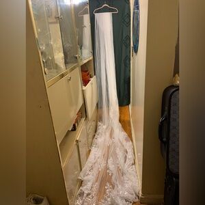 Luxury Long shinny Sequins and Rhinestones Cathedral Flowery Lace appliqué Veil